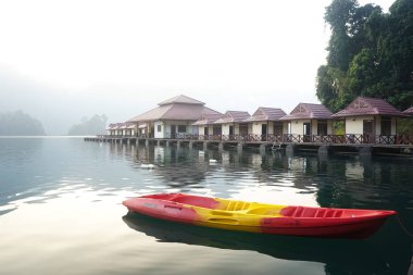 Tayland, Phuket, 2018 - Tayland teknede Gölü Khao Sok, güzel sahne, dağlar göller çok güzel
