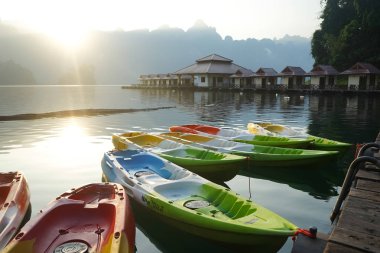 Tayland, Phuket, 2018 - Tayland teknede Gölü Khao Sok, güzel sahne, dağlar göller çok güzel