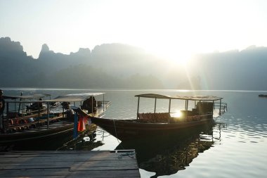 Tayland, Phuket, 2018 - Tayland teknede Gölü Khao Sok, güzel sahne, dağlar göller çok güzel