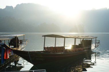 Tayland, Phuket, 2018 - Tayland teknede Gölü Khao Sok, güzel sahne, dağlar göller çok güzel