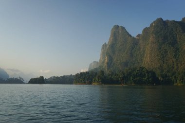 Tayland, Phuket, 2018 - Tayland teknede Gölü Khao Sok, güzel sahne, dağlar göller çok güzel