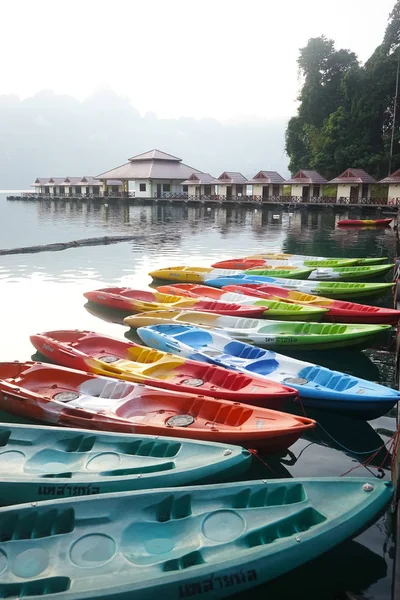 Tayland, Phuket, 2018 - Tayland teknede Gölü Khao Sok, güzel sahne, dağlar göller çok güzel