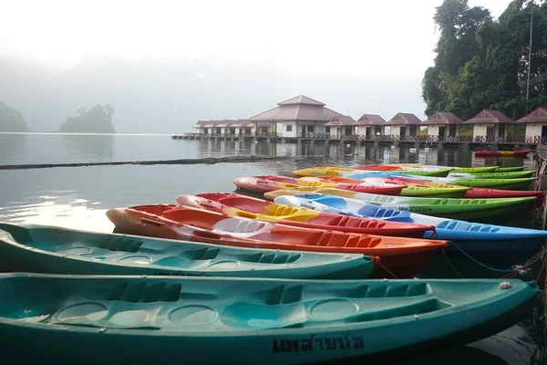 Tayland, Phuket, 2018 - Tayland teknede Gölü Khao Sok, güzel sahne, dağlar göller çok güzel