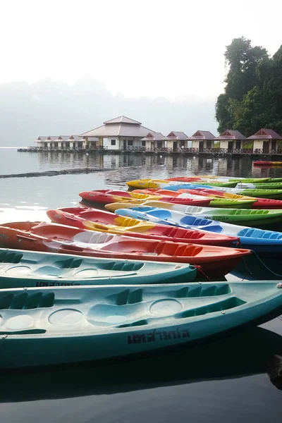 Tayland, Phuket, 2018 - Tayland teknede Gölü Khao Sok, güzel sahne, dağlar göller çok güzel
