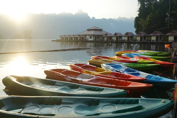 Tayland, Phuket, 2018 - Tayland teknede Gölü Khao Sok, güzel sahne, dağlar göller çok güzel