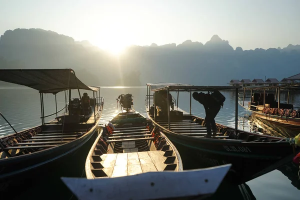 Tayland, Phuket, 2018 - Tayland teknede Gölü Khao Sok, güzel sahne, dağlar göller çok güzel