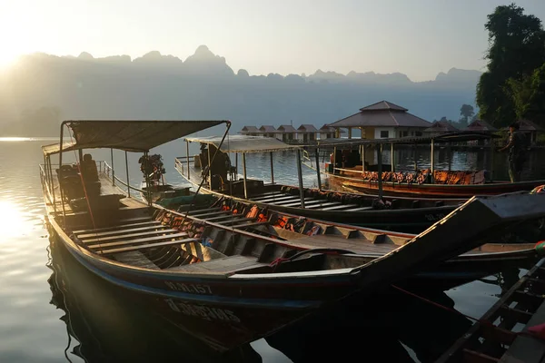 Tayland, Phuket, 2018 - Tayland teknede Gölü Khao Sok, güzel sahne, dağlar göller çok güzel