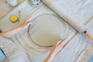 Eller ev ve satış için çeşitli öğeleri çamurdan içinde belgili tanımlık stok yapmak ve sergisinde, seramik öğeleri el yapılır, kil kütük bir seramik tabak olur, seramik asıl güzel bir ürün sculpts