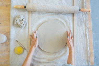 Eller ev ve satış için çeşitli öğeleri çamurdan içinde belgili tanımlık stok yapmak ve sergisinde, seramik öğeleri el yapılır, kil kütük bir seramik tabak olur, seramik asıl güzel bir ürün sculpts