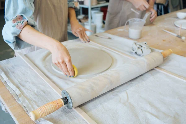 Handen Maken Leem Uit Verschillende Items Voor Het Huis Verkoop — Stockfoto