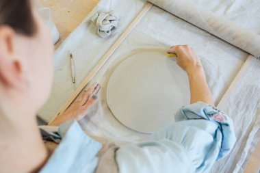 Eller ev ve satış için çeşitli öğeleri çamurdan içinde belgili tanımlık stok yapmak ve sergisinde, seramik öğeleri el yapılır, kil kütük bir seramik tabak olur, seramik asıl güzel bir ürün sculpts