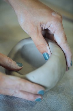 Eller ev ve satış için çeşitli öğeleri çamurdan içinde belgili tanımlık stok yapmak ve sergisinde, seramik öğeleri el yapılır, kil kütük bir seramik tabak olur, seramik asıl güzel bir ürün sculpts