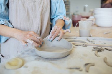 Eller ev ve satış için çeşitli öğeleri çamurdan içinde belgili tanımlık stok yapmak ve sergisinde, seramik öğeleri el yapılır, kil kütük bir seramik tabak olur, seramik asıl güzel bir ürün sculpts