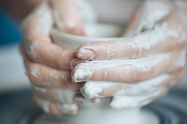 Potter's tekerlek üzerinde el işi, el ev ve satış için çeşitli öğeleri çamurdan mağazada yapacaklar ve sergisinde, seramik öğeleri el yapılır, kil kütük bir seramik tabak olur