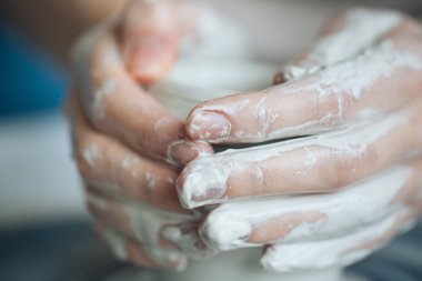 Potter's tekerlek üzerinde el işi, el ev ve satış için çeşitli öğeleri çamurdan mağazada yapacaklar ve sergisinde, seramik öğeleri el yapılır, kil kütük bir seramik tabak olur