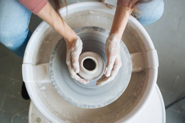 Potter's tekerlek üzerinde el işi, el ev ve satış için çeşitli öğeleri çamurdan mağazada yapacaklar ve sergisinde, seramik öğeleri el yapılır, kil kütük bir seramik tabak olur