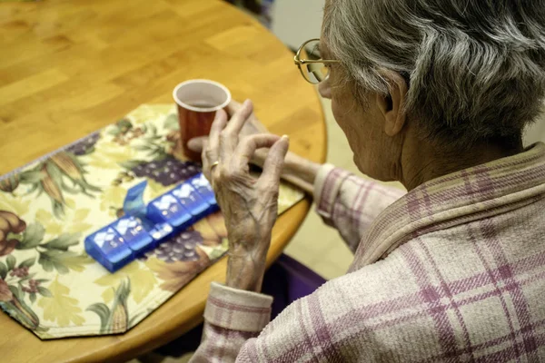 알 약을 복용 하는 노인 여성 — 스톡 사진