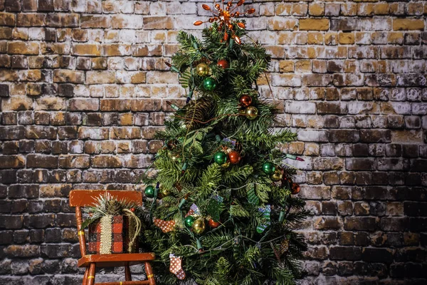 Noel ağacı ve hediye. — Stok fotoğraf