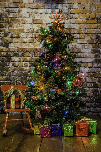 Weihnachtsbaum und Geschenke — Stockfoto