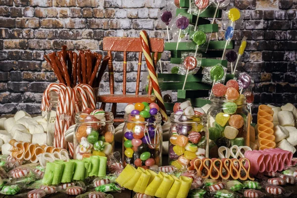 大糖果藤挂在小红摇椅周围的五颜六色的分类糖果 — 图库照片