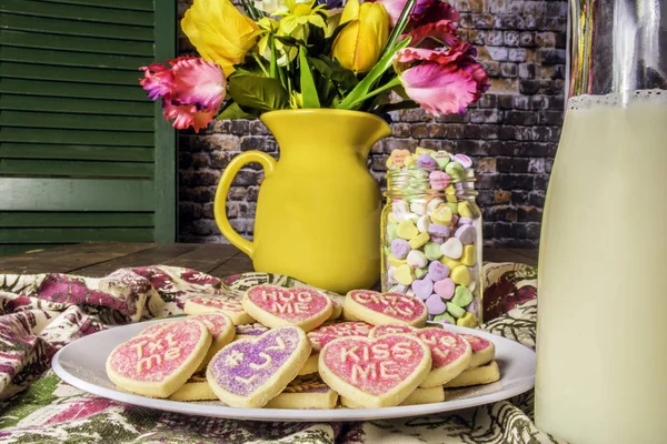 Witte Plaat Voor Hart Vormige Suiker Koekjes Naast Glazen Fles — Stockfoto