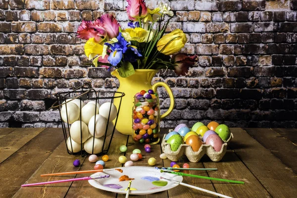 Houten Tafel Met Verf Penselen Voor Het Versieren Van Paaseieren — Stockfoto