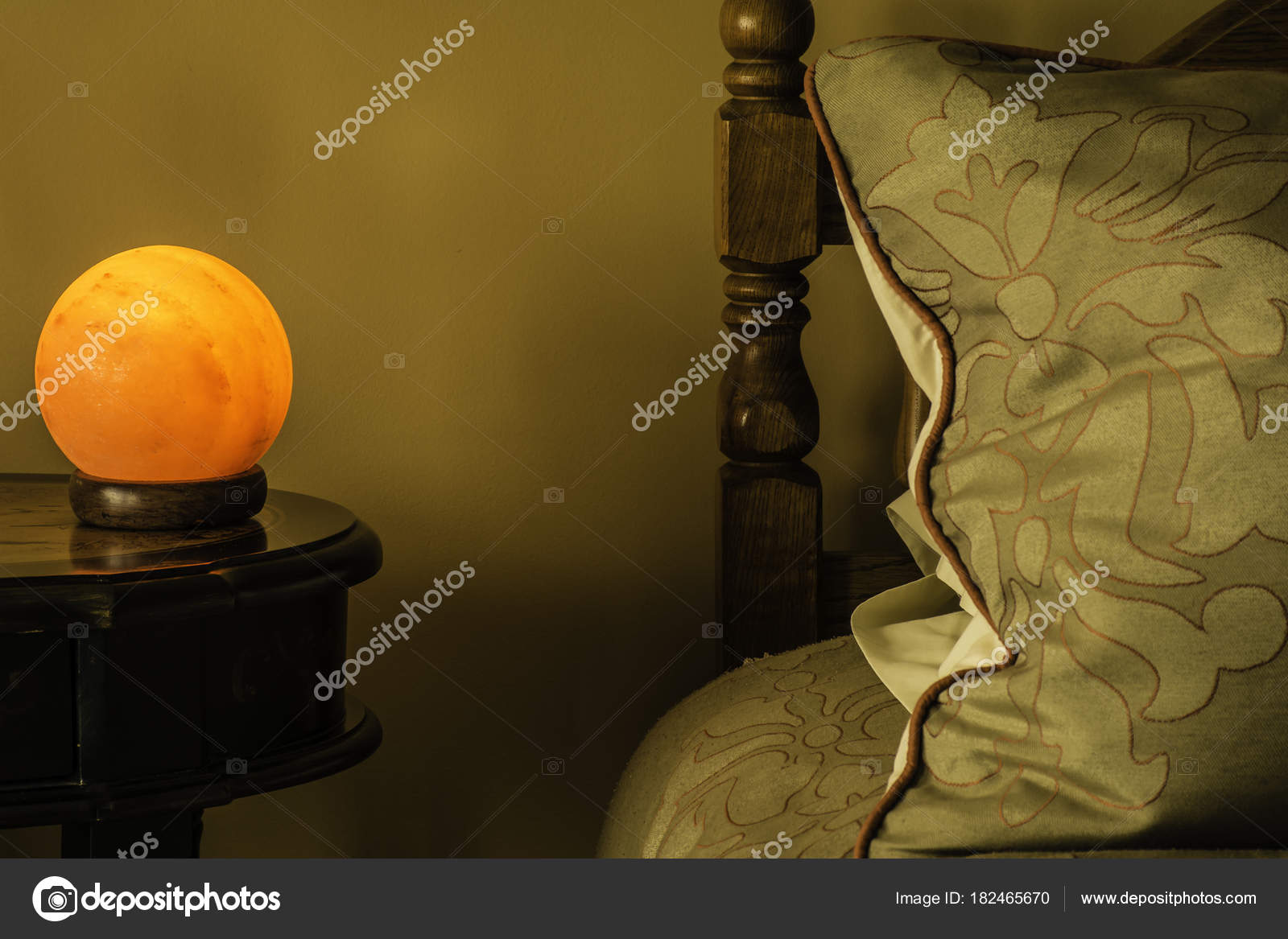 Himalaya Salz Lampe Abend Stehen Neben Dem Bett Und Große ... Himalaya Salz Lampe Abend Stehen Neben Dem Bett Und Große ...
