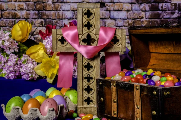 Láda Tele Zselés Bab Kereszt Terítette Színes Húsvéti Tojás Tavaszi — Stock Fotó