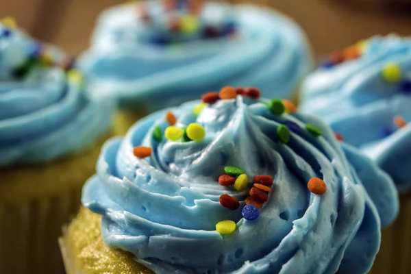 Close Van Gele Cake Met Blauwe Berijpen Regenboog Hagelslag — Stockfoto