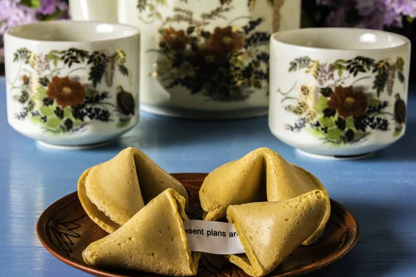 Red Oriental Plate Three Chinese Fortune Cookies Broken Exposing Paper — Stock Photo, Image