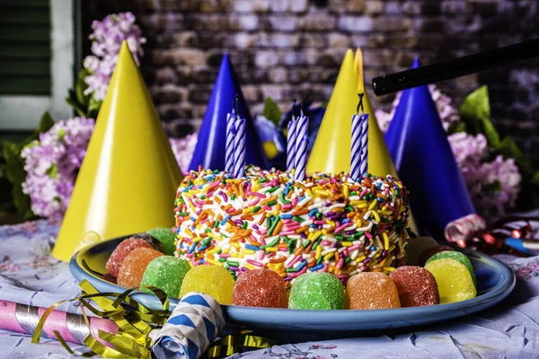 Kerzen Entzündet Auf Geburtstagstorte Mit Regenbogen Streusel Auf Blauem Teller — Stockfoto