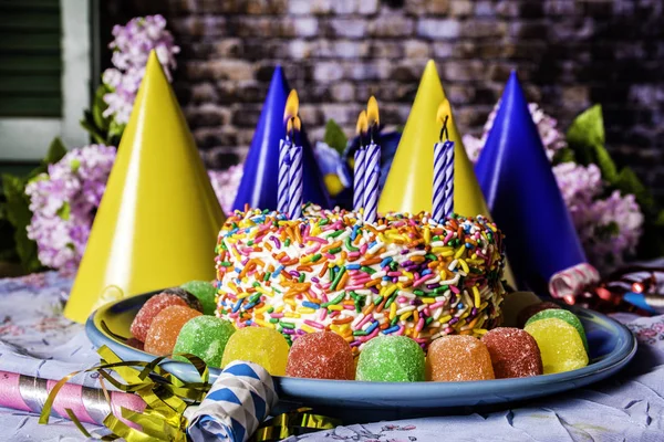 Geburtstagstorte Mit Regenbogen Streusel Auf Blauem Teller Umgeben Von Verschiedenen — Stockfoto