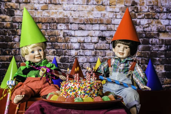 Δύο Κούκλες Παιδί Καπελάκια Πάρτι Που Κάθεται Δίπλα Κέικ Ουράνιο — Φωτογραφία Αρχείου
