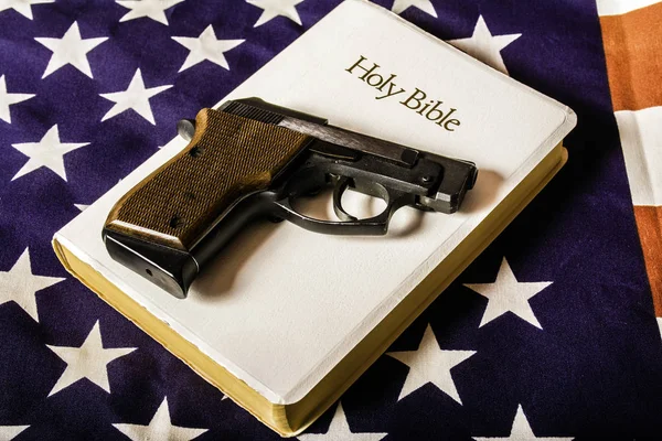 アメリカの国旗の白聖書二二口径半自動拳銃 — ストック写真