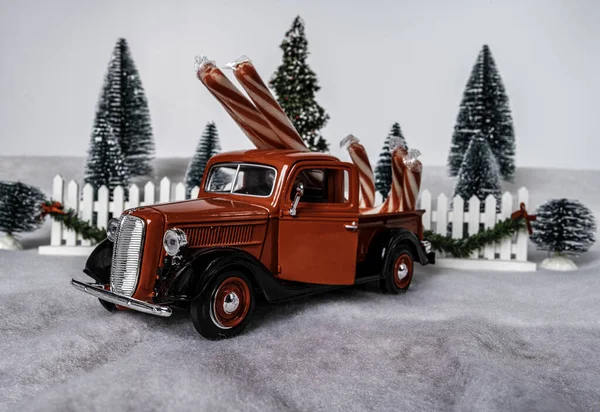 Alter Roter Pickup Mit Großen Zuckerstangen — Stockfoto