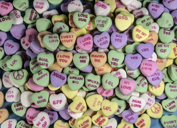 Duży Wybór Kolorowych Cukierków Rozmowa Walentynki Serca Rozmieszczone Zwrotach Niebieskim — Zdjęcie stockowe