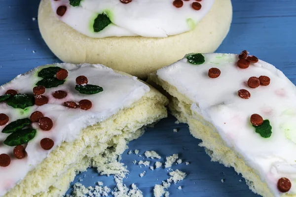 Close Gedecoreerde Suikerkoekjes Met Witte Glazuur Geïsoleerd Blauwe Houten Tafel — Stockfoto