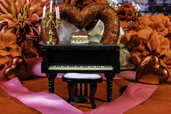 Miniatuur Zwart Baby Grande Piano Met Kandelaar Rood Met Valentijnskaarten — Stockfoto