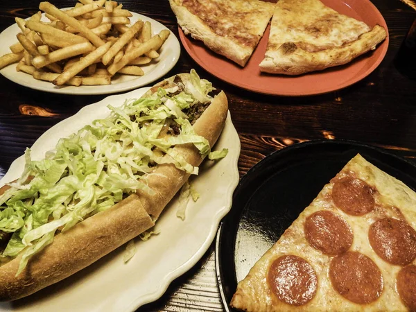 Twee Plakjes Kaas Pizza Een Peperoni Een Kaasbiefstuk Een Groot — Stockfoto