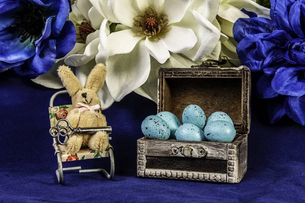 Pequeño Cofre Madera Lleno Huevos Pascua Azul Decorado Con Conejito — Foto de Stock