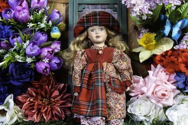 Νεκρή Φύση Της Κούκλας Νεαρή Κοπέλα Περίτεχνα Φόρεμα Στέκεται Μπροστά — Φωτογραφία Αρχείου