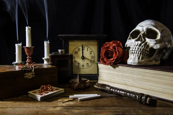 카드와 관련된 물건들의 여전히 담배인 위스키 플라스크 장미와 — 스톡 사진