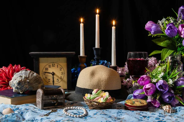 Stillleben Einer Entspannenden Szene Mit Frühlingsblumen Glas Wein Brennende Kerzen — Stockfoto