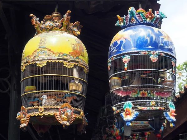 Cage à oiseaux jaune et bleue — Photo