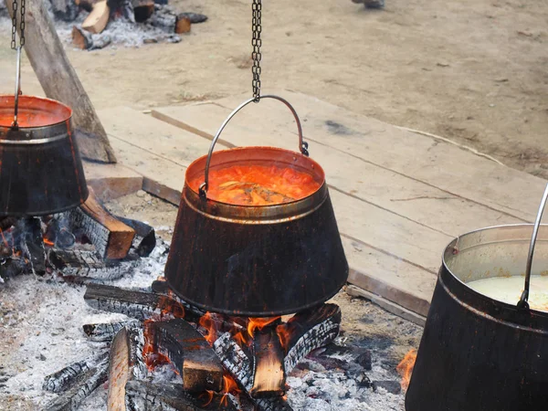 Trípode con hervidor listo para cocinar Fotos de stock libres de derechos