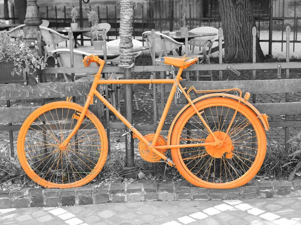 Bicicleta naranja en la calle Imagen de archivo