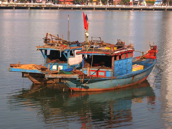 Alte blaue hölzerne Fischerboote in da nang — Stockfoto