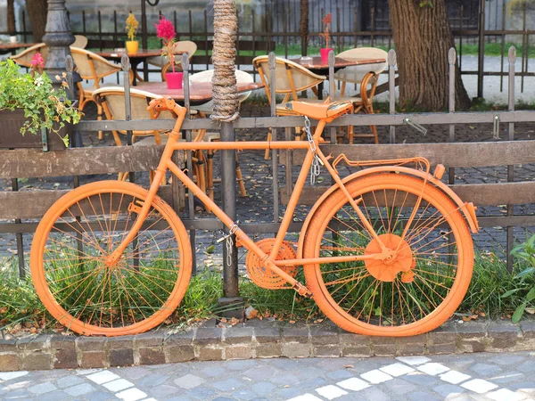 Altes orangefarbenes Fahrrad — Stockfoto