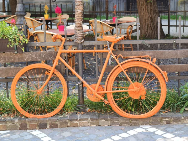 Staré oranžové kolo — Stock fotografie