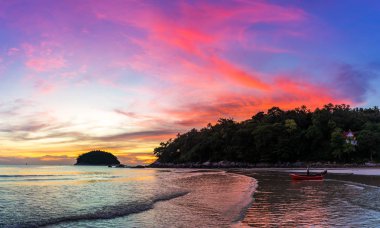 İnanılmaz renkli akşam günbatımı Tayland, Phuket Adası